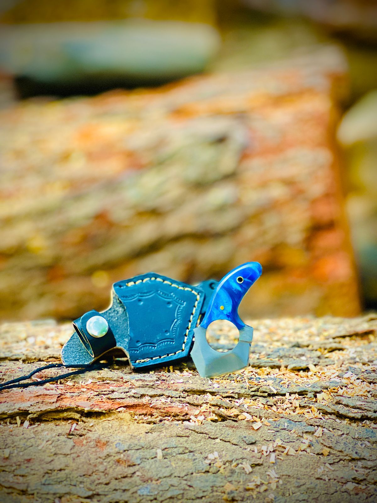 Handmade Stainless Steel Full Tang Blue Drop point Skinning Knife With Leather Sheath – Resin Handle